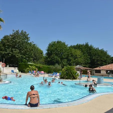 Camping Les Bruyeres Parque de Campismo *